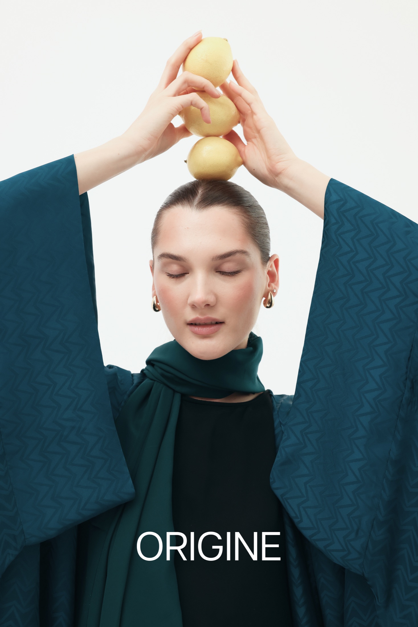 Model balancing lemons above her head.